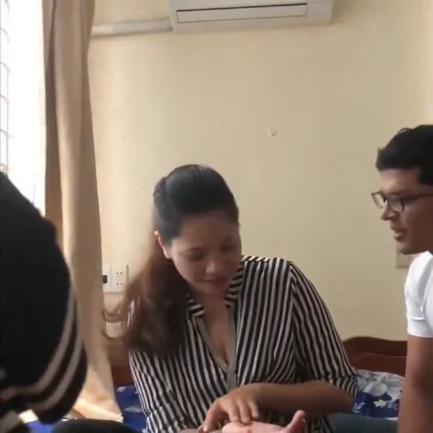 Poster of thầy giáo Tiếng anh rủ cô giáo đồng nghiệp vào nhà nghỉ cùng mình